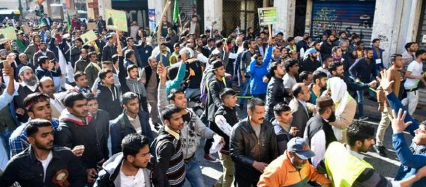 Aυτοκινητοπομπή Πακιστανών στο κέντρο της Αθήνας: Γιόρτασαν την ημέρα Άμυνας του Πακιστάν (βίντεο)